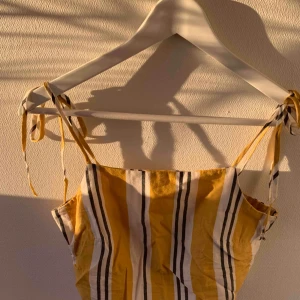 Sommartopp - Super fin topp med band som går att anpassa knytningen på!!! Möter upp i Uppsala annars står köparen för frakten💓🌸🧡 Kan frakta flera plagg tsm så kolla in min profil för mer kläder :)