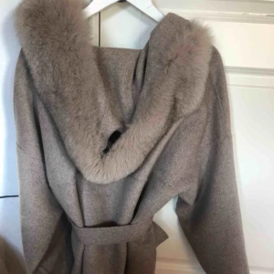  - Aldrig använd, kappa med päls 