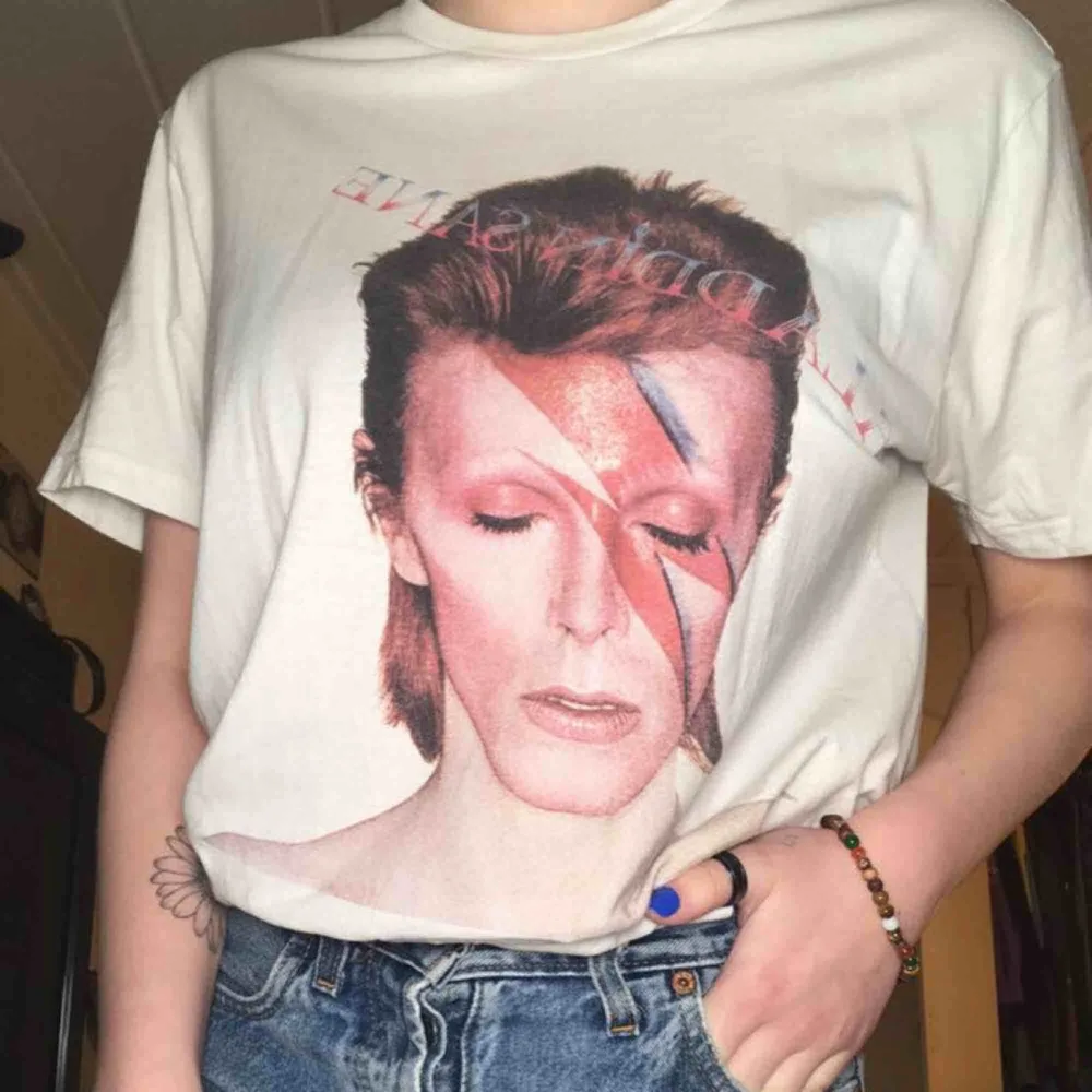 David Bowie tröja från zara, säljer då jag inte klär i vitt🌸50kr+20kr frakt🌸. T-shirts.