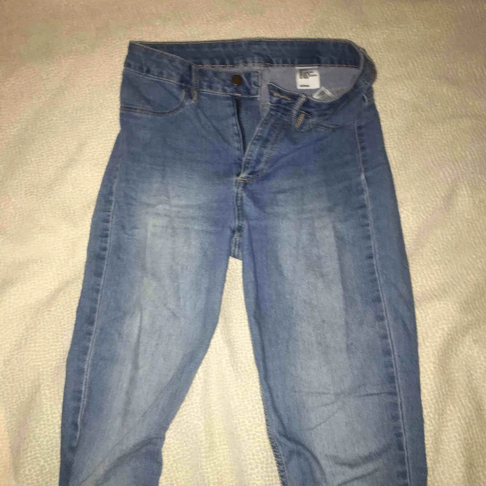 Ljusblåa denim jeans från hm. ”Skinny high waist ankle”.. Jeans & Byxor.
