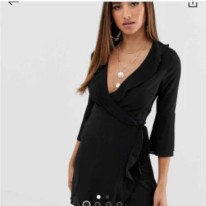  - Jättefin klänning från outrageous köpt på asos. Kan skicka mer bilder om du vill💕