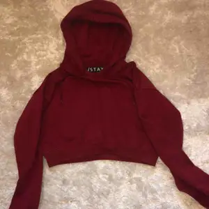 Pris:150kr+ frakt Storlek: S Säljer min favorit croppade hoodie för den blivit för liten.  Den är i bra skick 