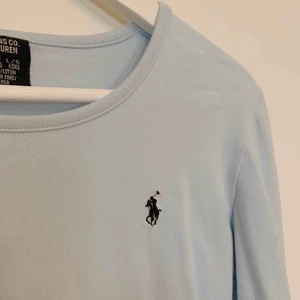  - Ljusblå långärmad med ralphlauren-märke på vänster bröst. Töjbart material, fler bilder kan skickas frakt ingår ej 