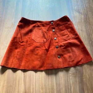  - EN LÄDERKJOL FRÅN DKNY. 100% Läder! Använd ett fåtal gånger, i okej skick 😊 Storlek: 4 - Passar till alla årstider! Går att mötas upp i Stockholm eller frakta. (Köparen betalar för frakt) 😄 Betalning via Swish ✅ 