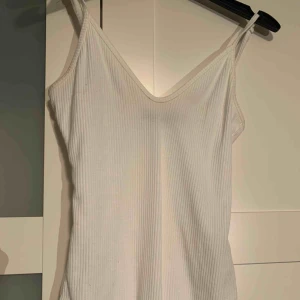  - Vit Bikbok body, aldrig använd, nyskick. Storlek S Pris 45 kr