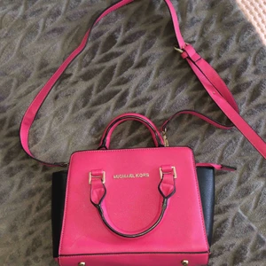  - En rosa svart väska från Michael kors som använts vid några tillfällen men säljer för de inte min stil längre
