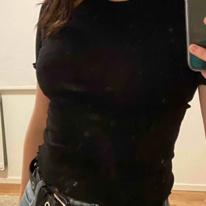  - jättefin ribbad t-shirt med lite volanger på ärmarna och längst ned på tröjan🥰