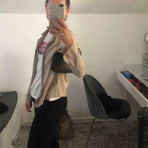  - Jättefin skjorta från pull and bear. Köpt i Grekland förra sommaren men inte använt den så mycket. Så fin att ha linne under eller bara ha den vanligt. 