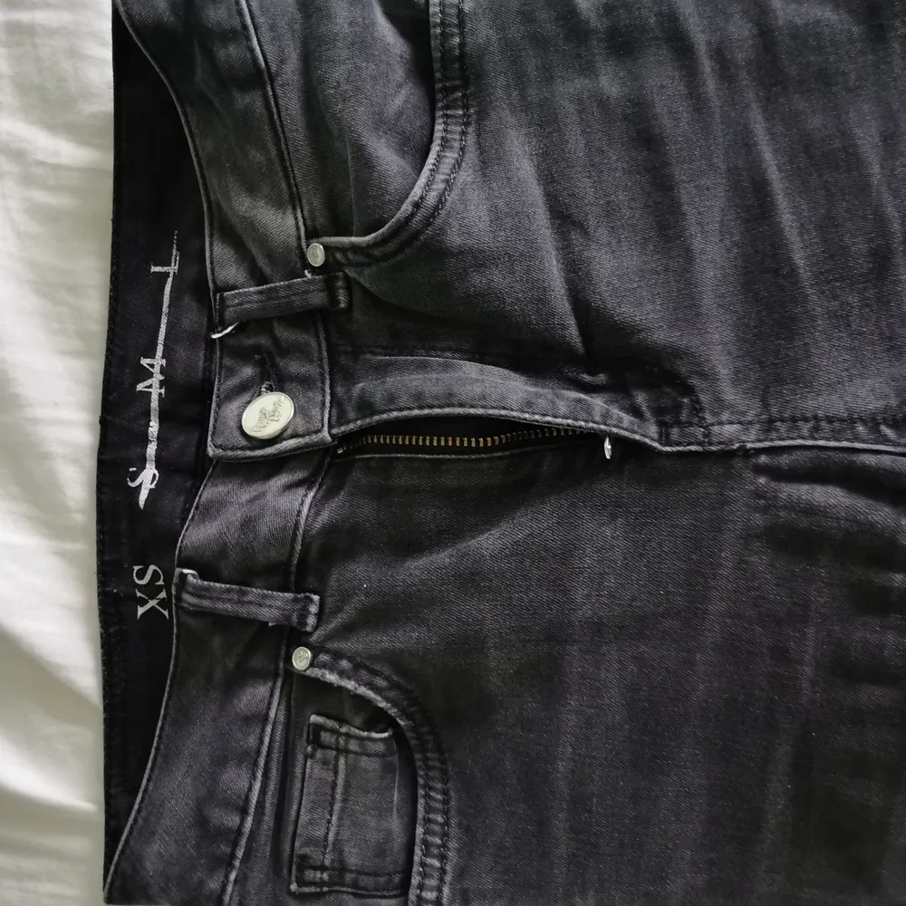 Vanliga tajta jeans från BikBok i storlek XS. I washed black/gråa. snyggt att göra en slits vid benslutet. Skriv för fler bilder/frågor!   Har garderobsrensning så kolla gärna in mina andra annonser för paketpris! . Jeans & Byxor.