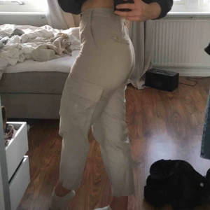  - Otroliga beige cargobyxor med diverse fickor och lite croppade ben på mig som är 165. Sparsamt använda så i princip i nyskick, bara ett skrynkel här och där. Möts upp i Umeå, annars tillkommer frakt!