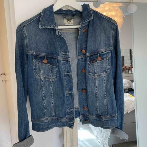  - Lee jeansjacka, bra skick !! Passar både XS och S skulle jag säga. 💕💕💕