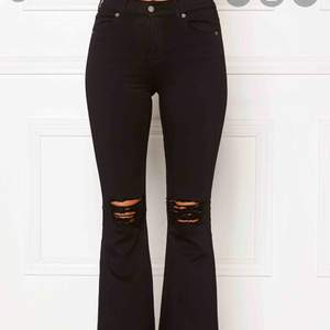 Svarta bootcut jeans från dr denim i storlek XS, väldigt stretchiga i materialet!💕