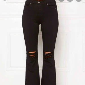  - Svarta bootcut jeans från dr denim i storlek XS, väldigt stretchiga i materialet!💕