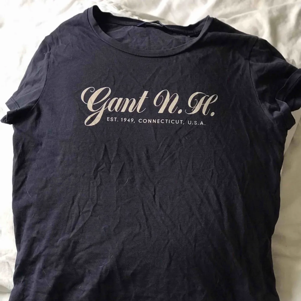 Tröjor från GANT, används inte längre. Fortfarande i bra skick. . T-shirts.