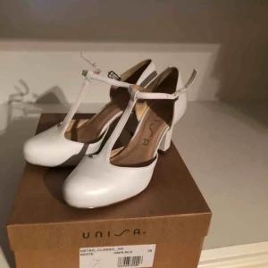  - Unisa netan klackskor i vitt skinn. Använda 1 gång. Storlek 35. 