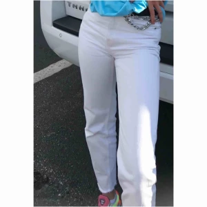  - Skitsnygga croppade jeans från weekday i modellen Voyage!! Säljs då dom blivit för små. Sitter så snyggt på, bra skick men lite bus-fläckar på insidan, inget som syns 😁 Jag är 168 och på mig går dom till anklarna 💖💖 frakten är inräknad i priset! 