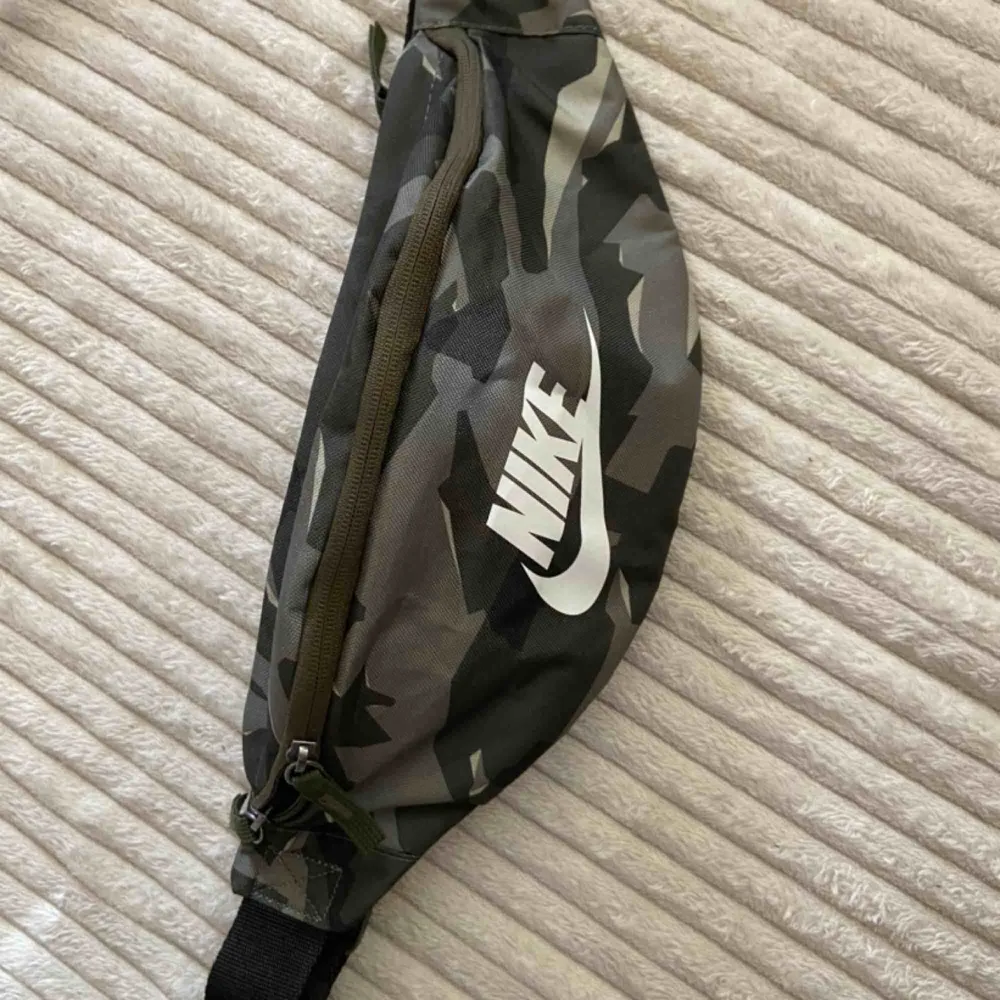 Supersnygg magväska från Nike! Aldrig använd därav säljer jag den. 💘. Väskor.