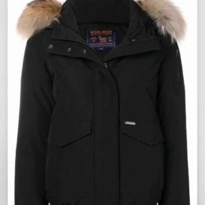  - Säljer min fina woolrich jacka som knappt är använd i storlek S/M.