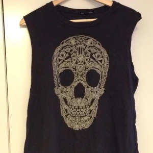  - Döskalle-linne från Urban outfitters. Storlek L men passar alla storlekar! Själv är jag en storlek S. 
