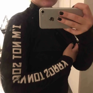  - Croppad polo med text ”i’m not sorry” på armen, använder inte längre men super skön och snygg🥵 30kr