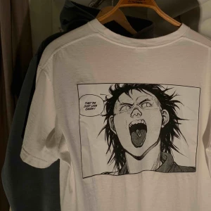  - Intressekol!! Supreme Akira Pill tee från 2013. Väldigt svår att få tag på i så pass bra skick, fler bilder kan skickas privat för lc.
