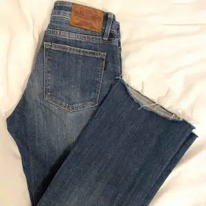 Fina Crocker bootcut jeans  Avklippta med slitning i sömmen 