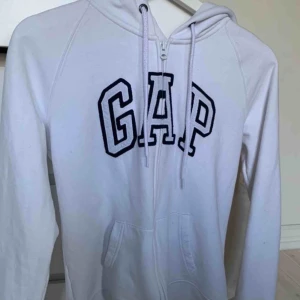  - Vit kofta/hoodie med dragkedja från gap, köpt i London. Kommer aldrig till användning och väldigt bra skick. Inte jätte bra bilder så skriv om du vill ha fler. 💖 frakt tillkommer 
