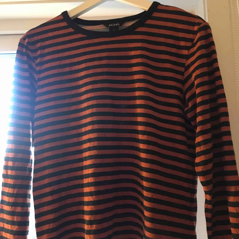Orange/brun svart randig långärmad tröja från Monki, super skön men kommer tyvärr inte till användning☺️💘. Tröjor & Koftor.