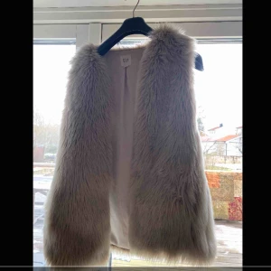  - En fuskpäls väst som är köpt på GAP. Jätte bekväm och snygg, passar nu till våren. Frakt tillkommer. Skriv vid intresse💘❤️