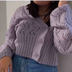  - Jätte fin stickad kofta s passar till mycket hyfsat  Bra skick  Sparsamt använd  Perfekt för våren 💕💕💕lånade bilder