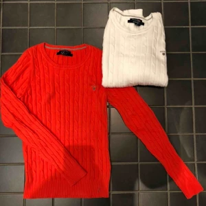  - Kabelstickad tröja i bomull från Gant i orange. Nästan helt oanvänd och i mycket fint skick! Stretchig kvalitet så passar även storlek S. 