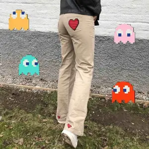 Supernajs beiga bootcut byxor med handmålade pixelhjärtan på bakfickorna och vid vristen!🕷 Modellen är 168 cm lång   