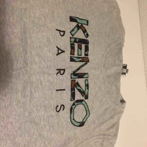  - Grå Kenzo Paris t-shirt i storlek M. Knappt använd.  