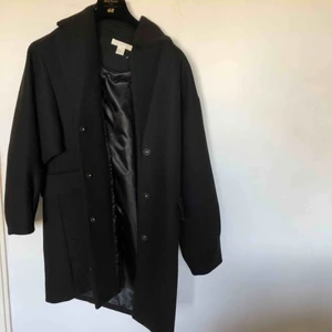  - Svart ullkappa från HM. Aldrig använt, priset kan diskuteras vid en snabb affär. 