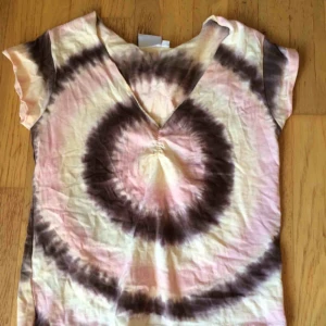 Batiktop - Vringad batiktopp i storlek S. Fint skick. Frakt 42 kr. OBS: Har ingen möjlighet att visa hur den ser ut på då det inte är min storlek längre.