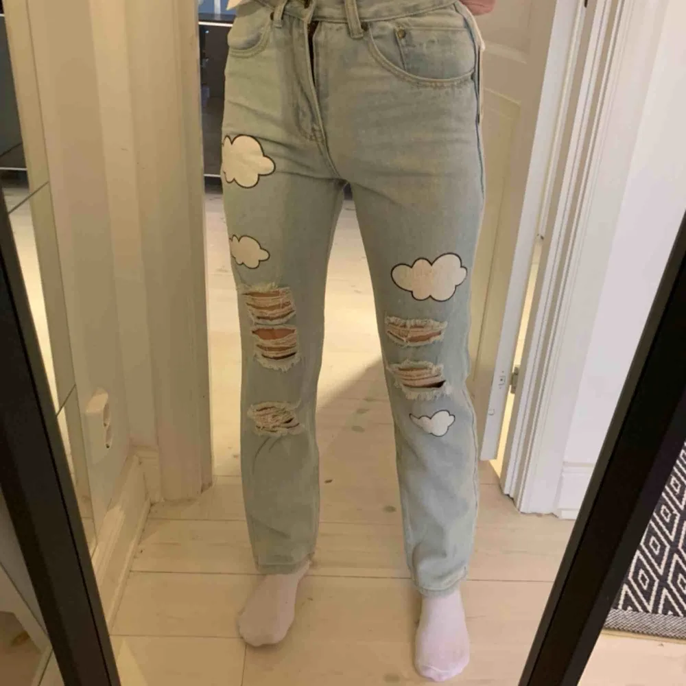 Ljusa jeans med moln i rak modell. Helt unika då jag köpt dom secondhand, men jag själv har aldrig använt dom därav prislappen kvar. Strl S (köparen står för frakren) . Jeans & Byxor.