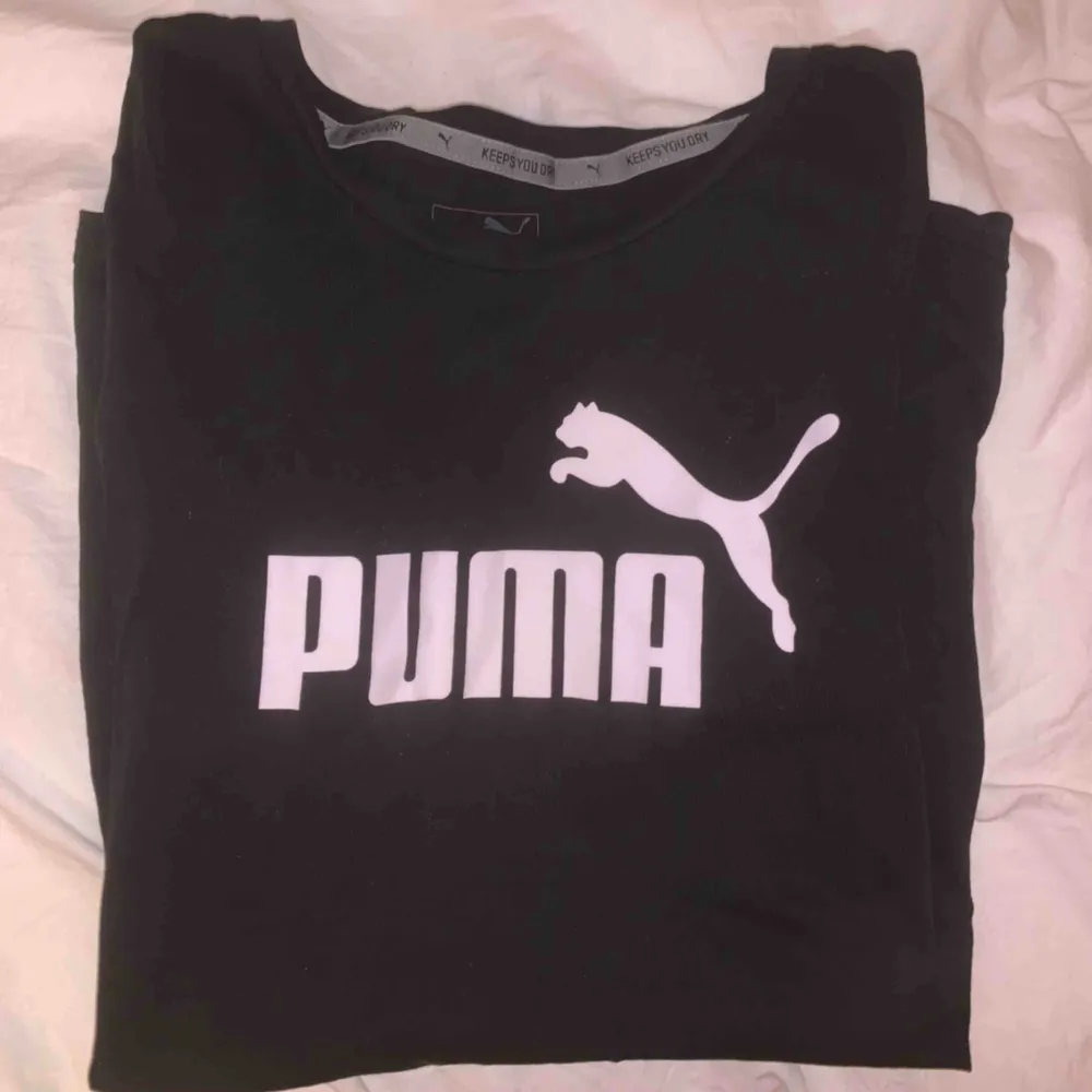 Säljer denna fina Puma t-shirt i stl XS från Puma! Träning eller vardag. Köpt på Zalando. Använd 2-3 gånger och är i mycket bra skick! 100kr ink frakt eller möts i Stockholm för 50kr. DM:a vid intresse eller frågor.. T-shirts.