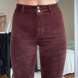  - Världens underbaraste byxor som tyvärr är för små för mig, jag är en typisk 38a så på en typisk 36a sitter de nog perfekt! Upplagda till ca 30 i längd. Möts upp i Malmö eller skickas mot frakt 🌹 OBS katt finns i hemmet. 