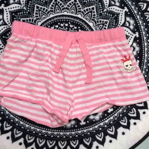  - Rosa/vita shorts som hör till linnet jag säljer i en annan annons. Märkt 146/152 men jag kunde ha dem som xs/s. Frakt: 42 kr