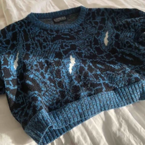  - Jättesnygg och bekväm Tjocktröja från beyondretro, aldrig använd och den är i väldigt bra skick!   Jag möts upp i Stockholm, helst slussen ifall det är möjligt. Ifall jag postar står köparen för frakt!   För mera bilder och information, kontakta mig! ❤️