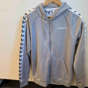  - Adidas tjocktröjan med dragkedja, Stor i storleken så passar en M. Pris går att diskutera vid snabb affär, köparen står för frakten