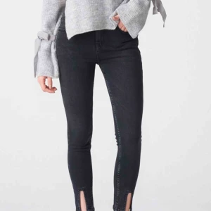  - Mörkblåa lätt tvättade jeans med slits längs ner. I mkt fint skick! (Första bilden från jeansens hemsida, därav svarta då blåa va slutsålda).  Köptes för: 500kr  Säljes för: 95kr!💞 