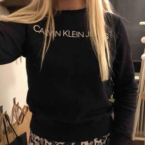 Svart Calvin Klein sweatshirt. Nyskick. Köpt för 1200