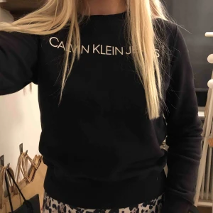  - Svart Calvin Klein sweatshirt. Nyskick. Köpt för 1200
