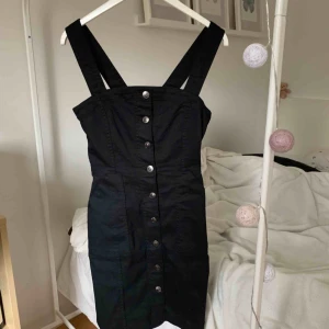  - Hängselklänning med fickor