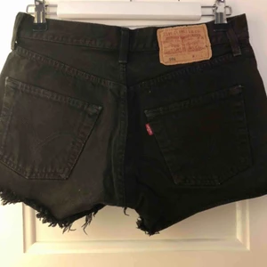  - Svarta Levi’s shorts i toppenskick. 
