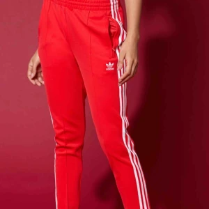  - Röda adidas mjukisbyxor, använda 2-3 gånger, säljes pågrund av att dem är för stora. 