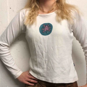  - Så snygg vit tröja med Keith Haring handmålat motiv🤟 väldigt mjukt och skönt material på tröjan!