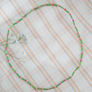 Handgjorda smycken  - Säljer jättefina handgjorda smycken. Kontakta mig för egen beställning.  Armband: 30kr Halsband: 60kr örhängen: 20kr Halsband med elastisk tråd och utan spänne: 50kr 