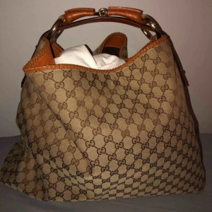  - Gucci väska modell hobo large i väldigt fint skick!  Kontakta mig för mer info.  Betalning via swish